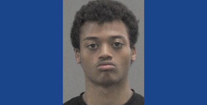 Police searching for wanted fugitive in Illinois