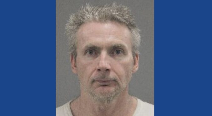 Police searching for wanted fugitive in Illinois