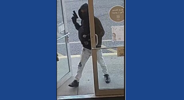 Police searching for suspect following armed robbery of Ohio jewelry store