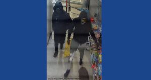 Police attempting to identify two robbery suspects in Florida