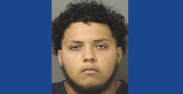 18-year-old arrested after displaying gun at Florida mall