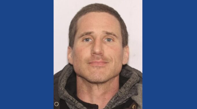 Police searching for wanted theft suspect in Ohio